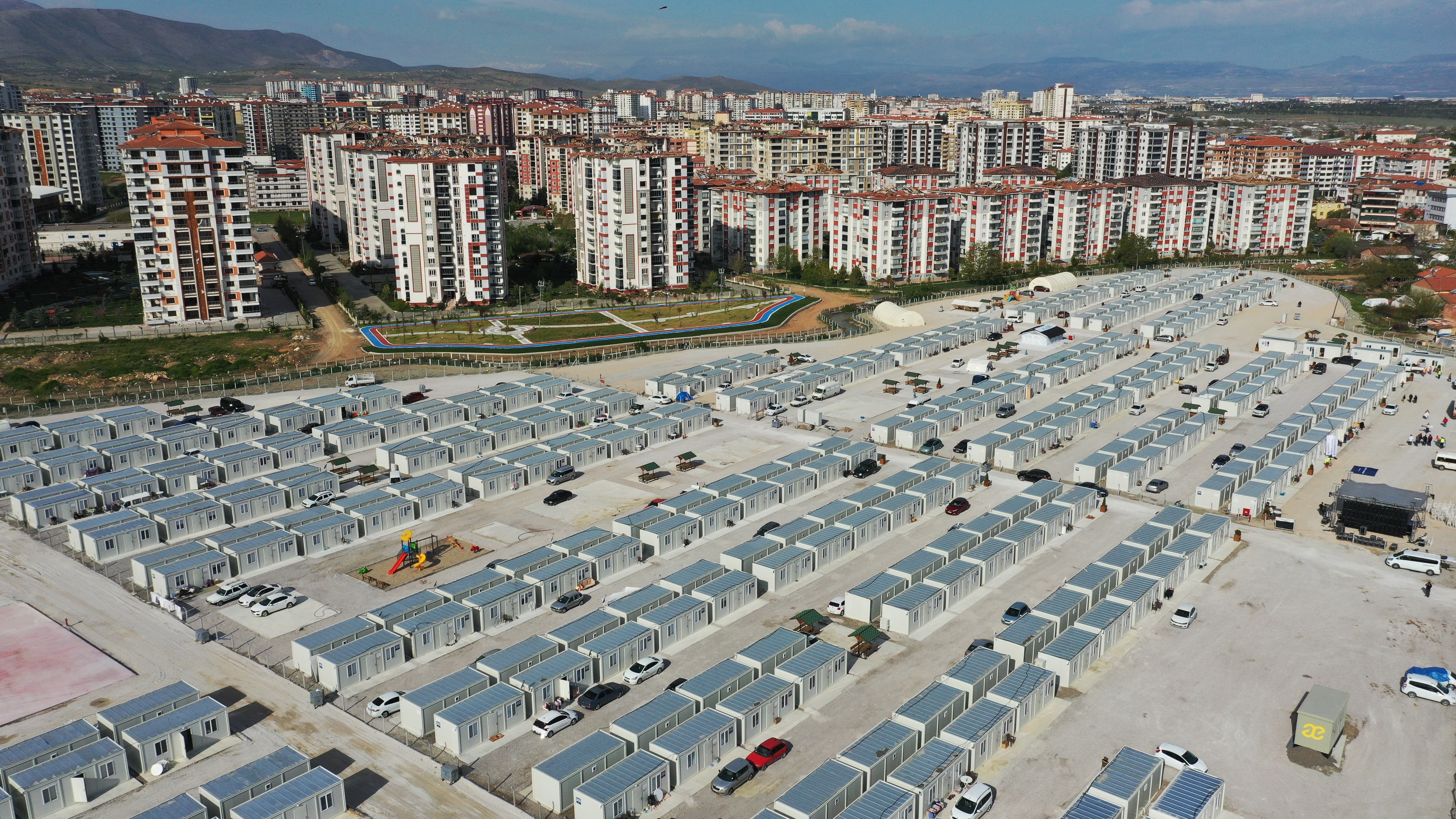 Başakşehir Belediyesi'nin Rönesans Holding ile birlikte hayata geçirdiği konteyner kentler depremzedelere umut oldu
