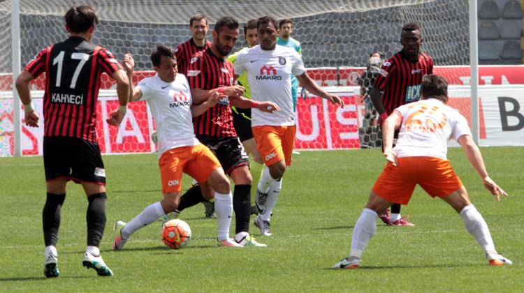 Başakşehir liderlik peşinde!