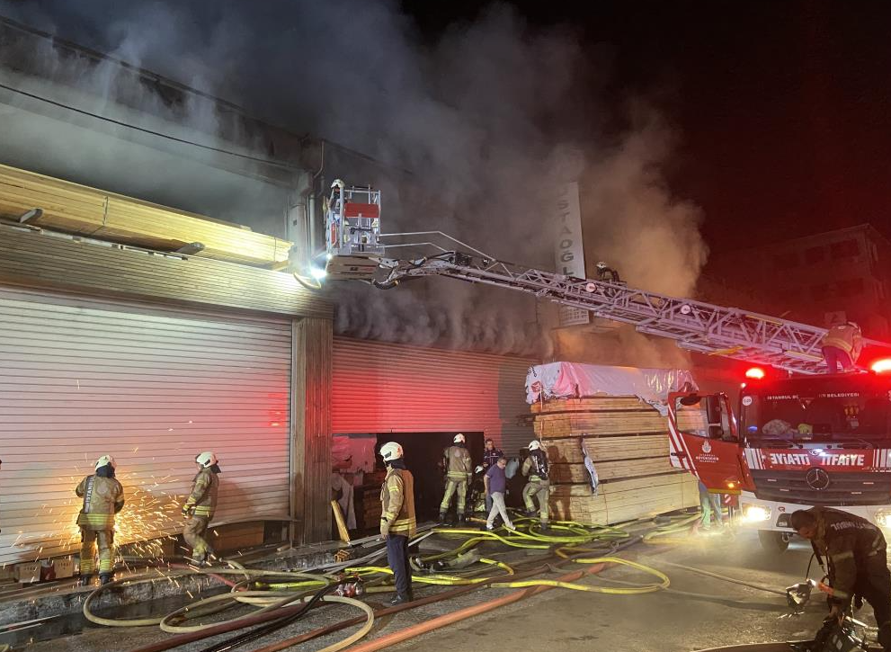 Başakşehir'de 2 katlı mobilya imalathanesinde korkutan yangın