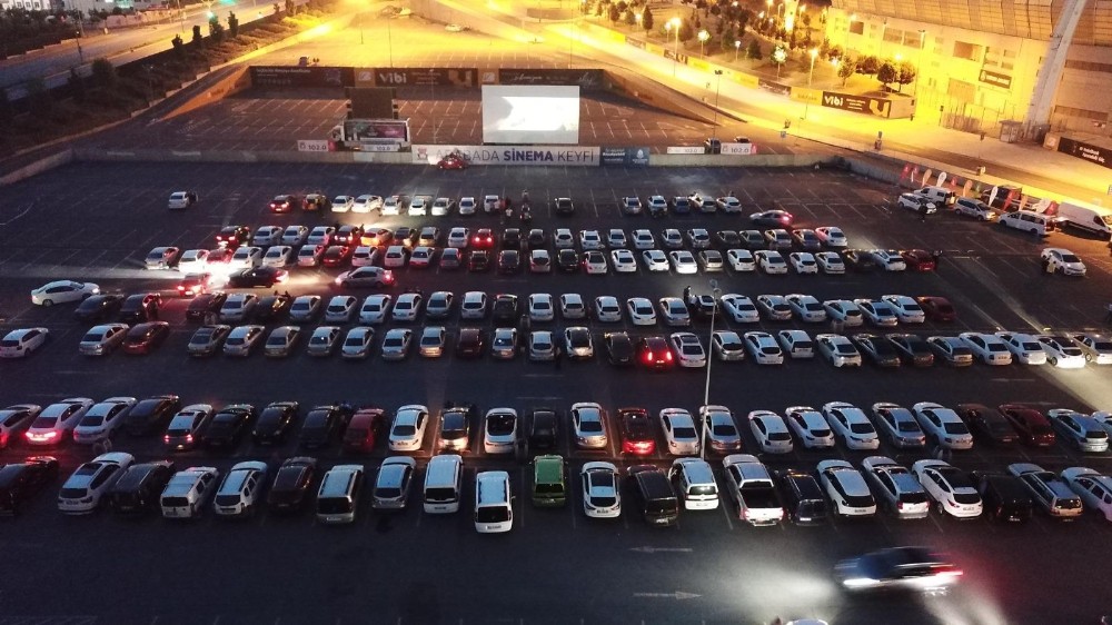 Başakşehir’de “açık havada film keyfi” sürüyor 