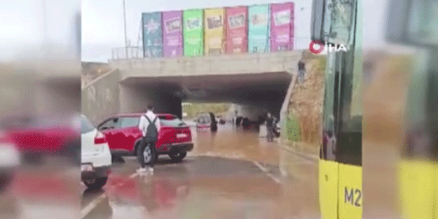 Başakşehir'de ambulans su baskınında mahsur kaldı!