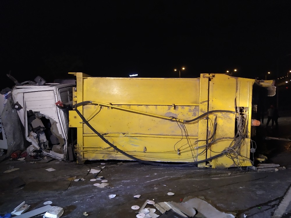 Başakşehir’de çöp kamyonu devrildi: 1 yaralı 