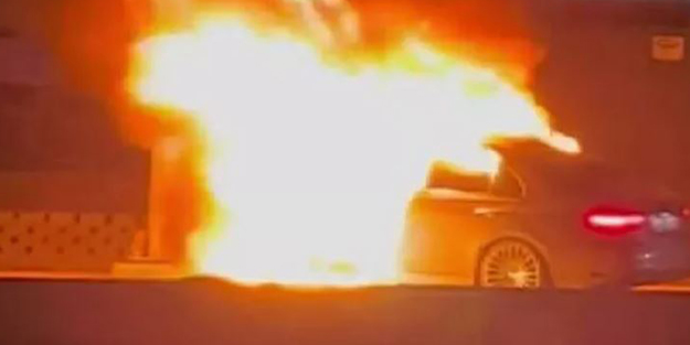 Başakşehir’de direğe çarpan otomobil alev topuna döndü: 2 yaralı