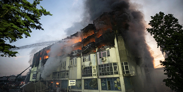 Başakşehir'de fabrikada çıkan yangın hala devam ediyor