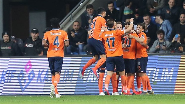 Başakşehir’de futbolcular şampiyonluk şarkılarıyla stattan ayrıldı