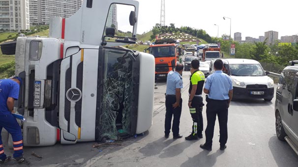 Başakşehir'de hafriyat kamyonu devrildi; Trafik felç oldu