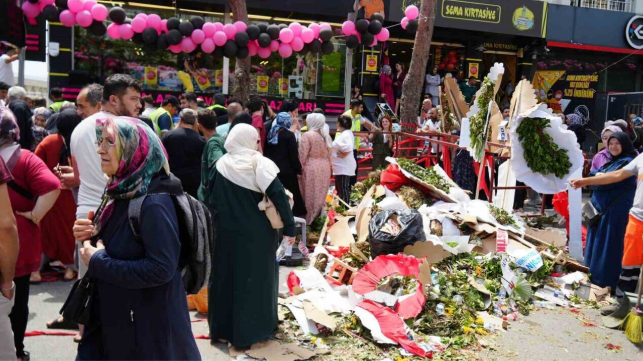 Başakşehir’de her şeyi 100 TL’den satışa sunan mağaza, izdiham sonrası kapatıldı!