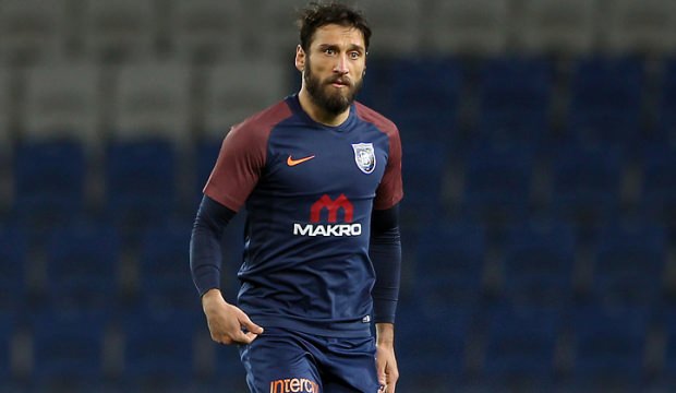 Başakşehir'de iki futbolcuyla yollar ayrıldı!