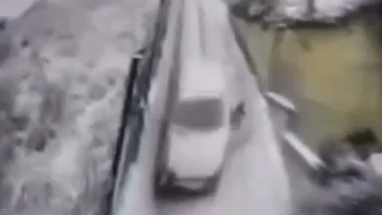 Başakşehir'de korku dolu anlar! Karda kayan aracını durduramayan sürücü bakın ne yaptı