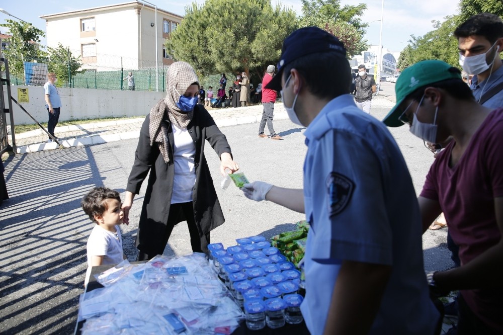 Başakşehir’de LGS’de velilere çay ve kek ikramı 