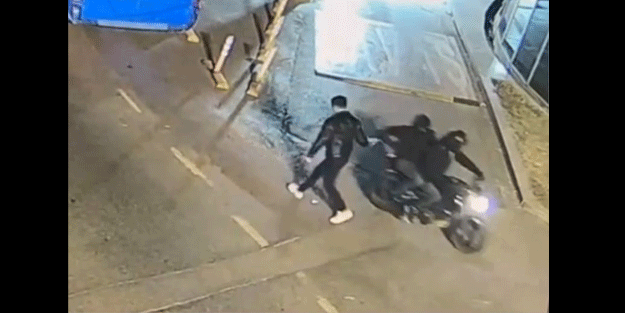 Başakşehir'de motosikletle kapkaç yaptığı öne sürülen 2 şüpheli yakalandı