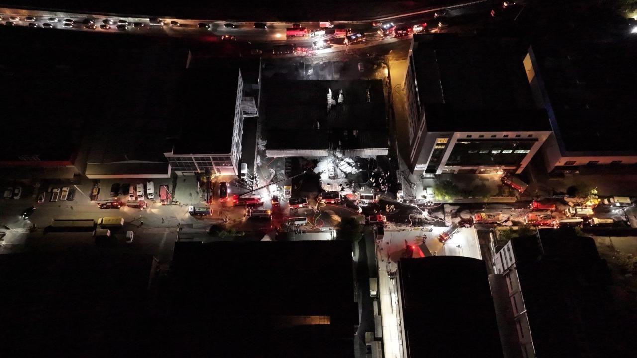 Başakşehir'de Nakliye Deposunda Korkutan Yangın Söndürüldü