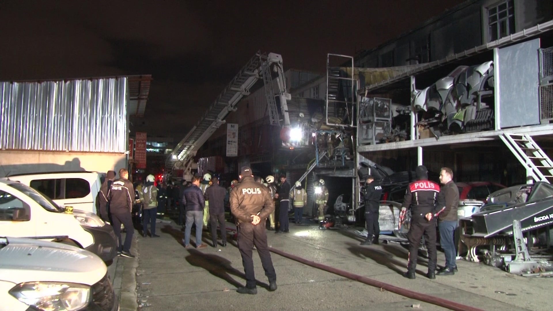 Başakşehir'de sanayi sitesinde facia: Yangında bir kişi can verdi!