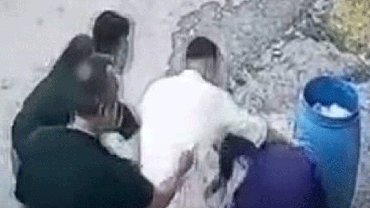 Başakşehir'de tepki çeken görüntüler: Yaşlı kadını tekme tokat dövdüler!