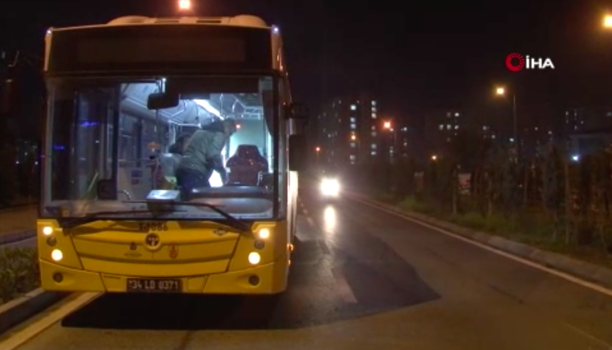 Başakşehir’de "yol verme" kavgası: Otobüs şoförünü bıçaklayıp...