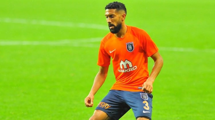 Başakşehir'in yıldızı hakemi hedef aldı