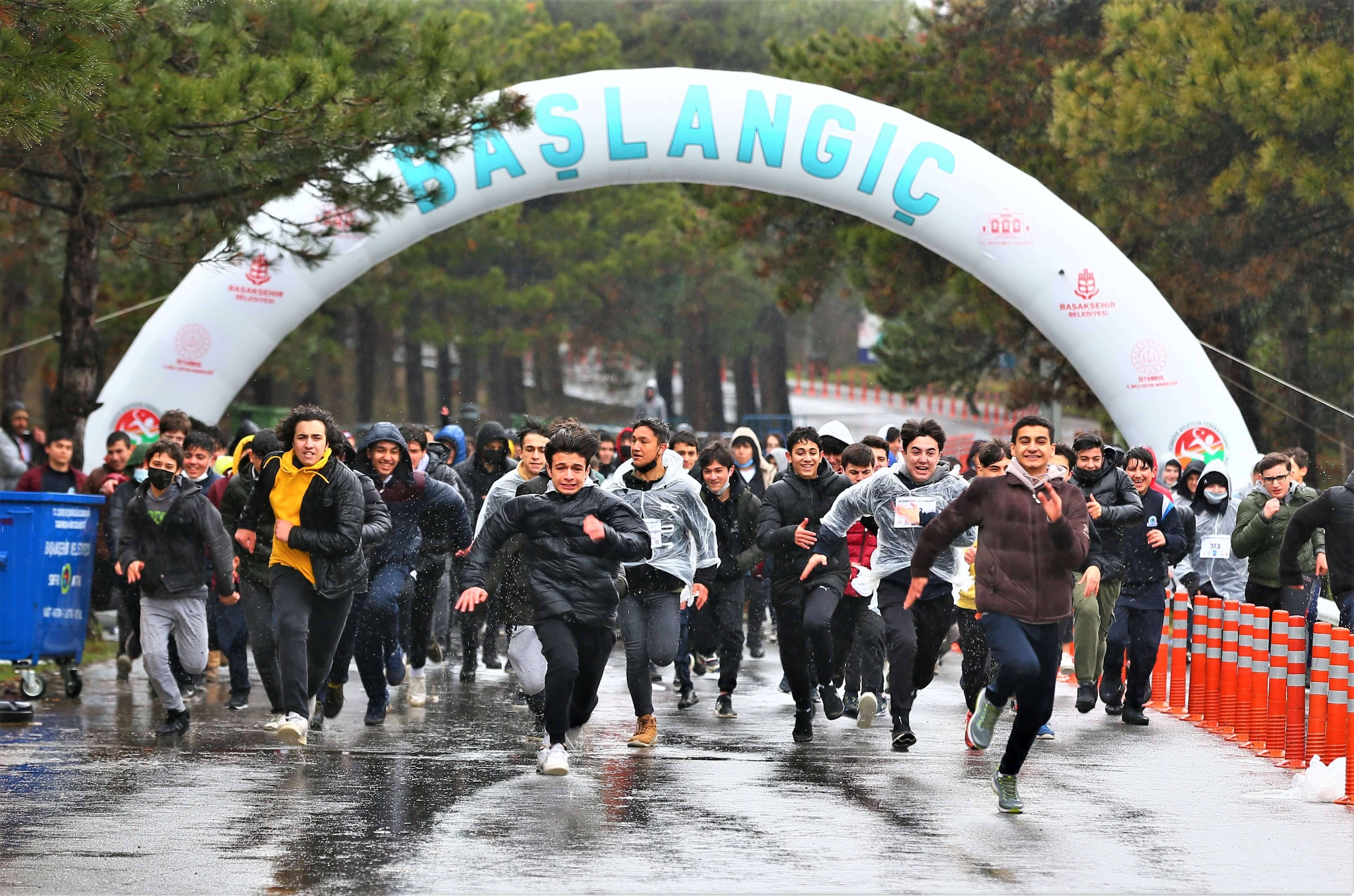 Başakşehirli gençler yağmura aldırmadan koştu