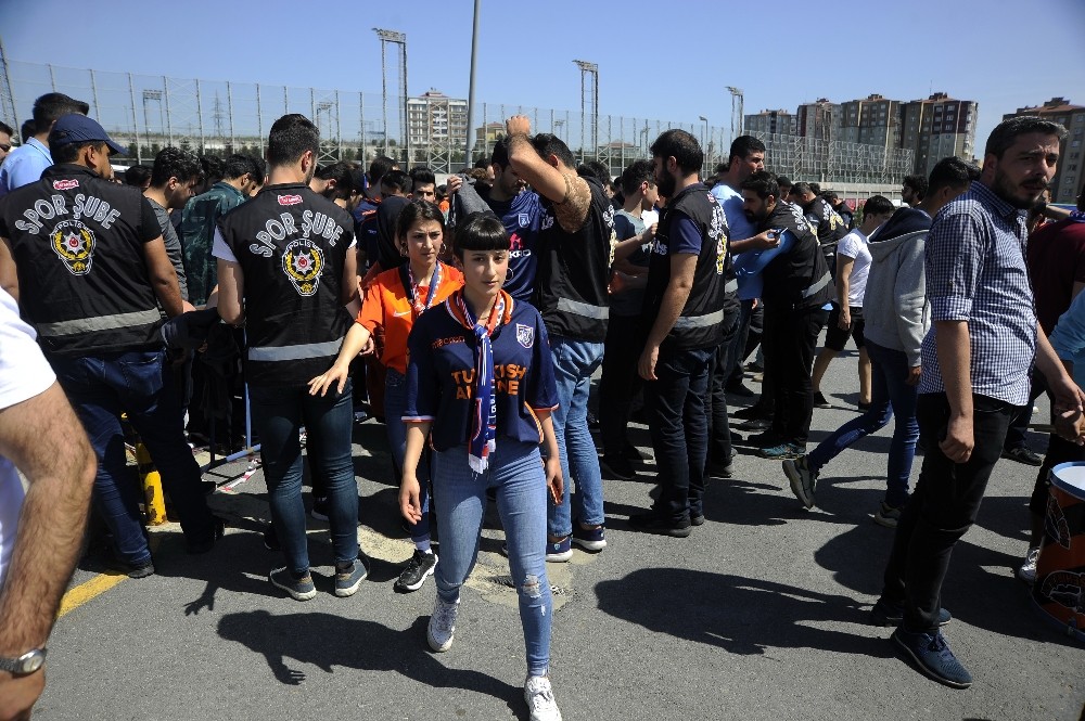 Başakşehirli taraftarlar 10 otobüsle yola çıktı 
