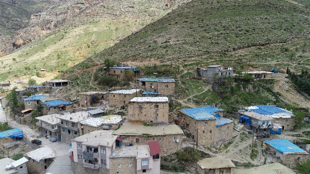 Basamakları andıran taş evler zamana meydan okuyor 