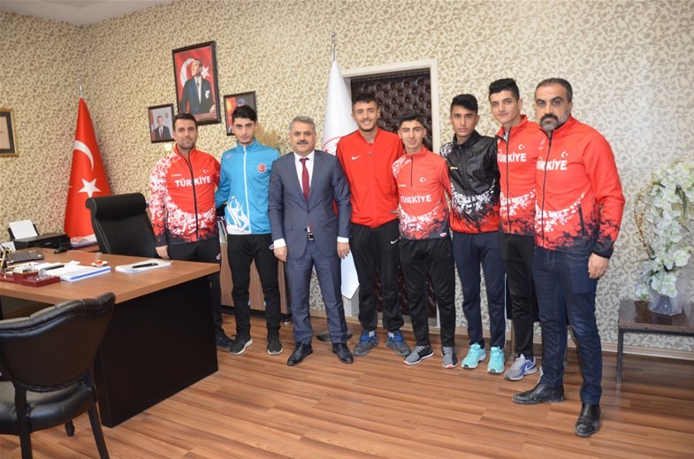 Başarılı atletlerden Gençlik Spor İl Müdürü Kayhan’a ziyaret 