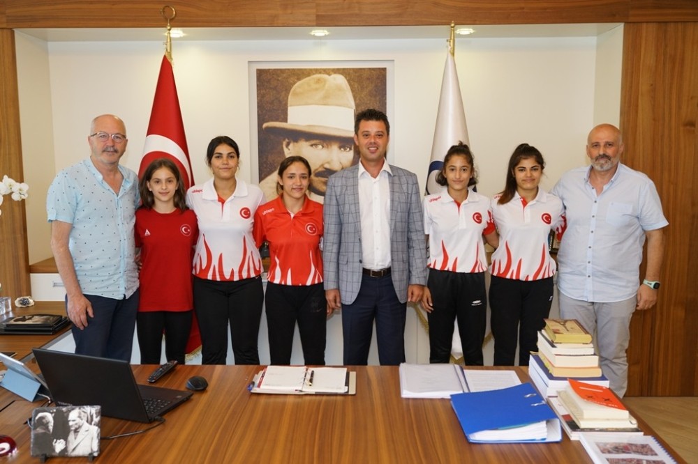 Başarılı güreşçiler ödüllendirildi 