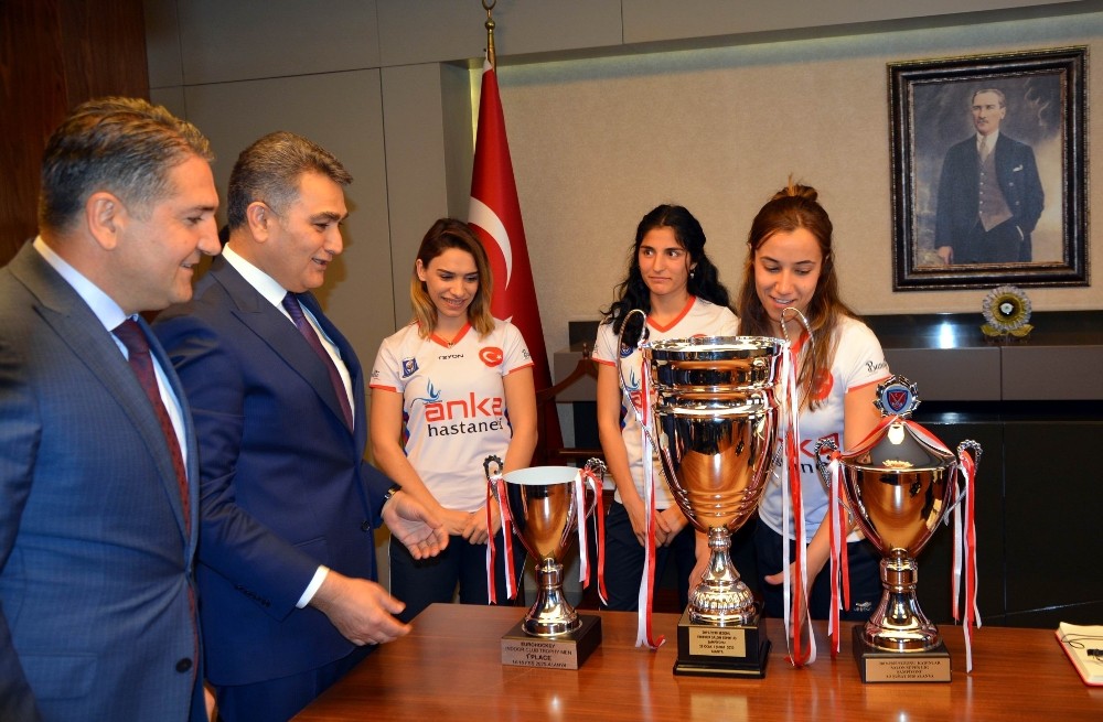 Başarılı hokeycilere altın ödülü 