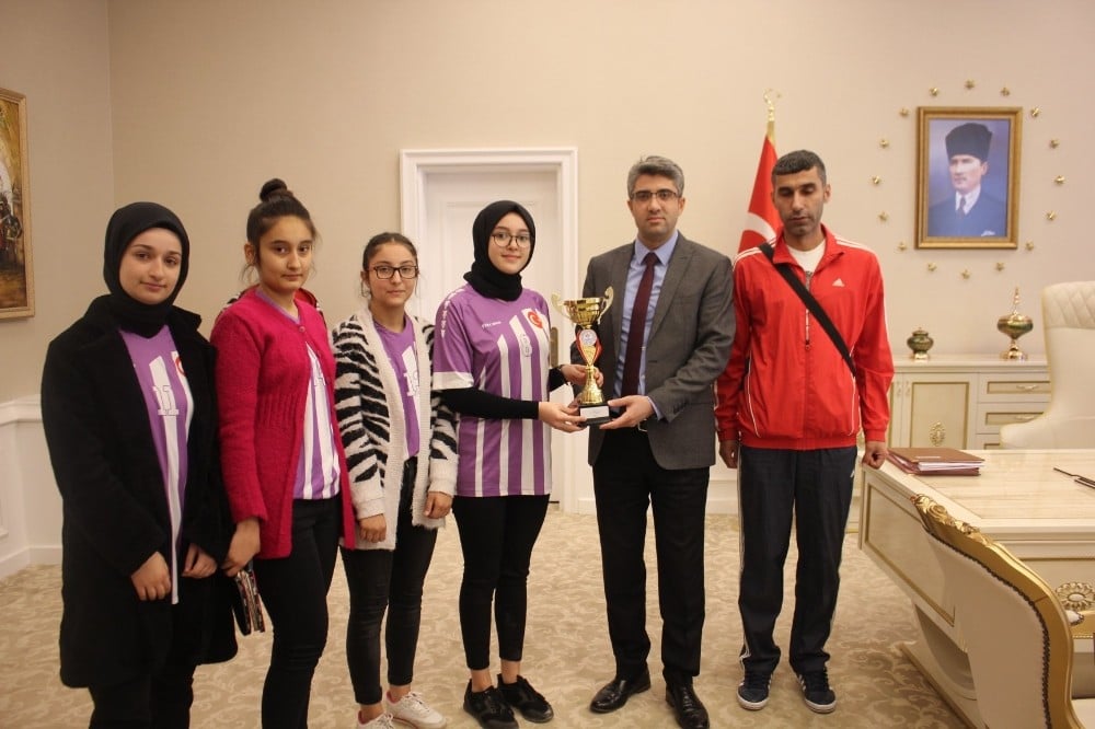 Başarılı öğrenciler ödüllendirildi 