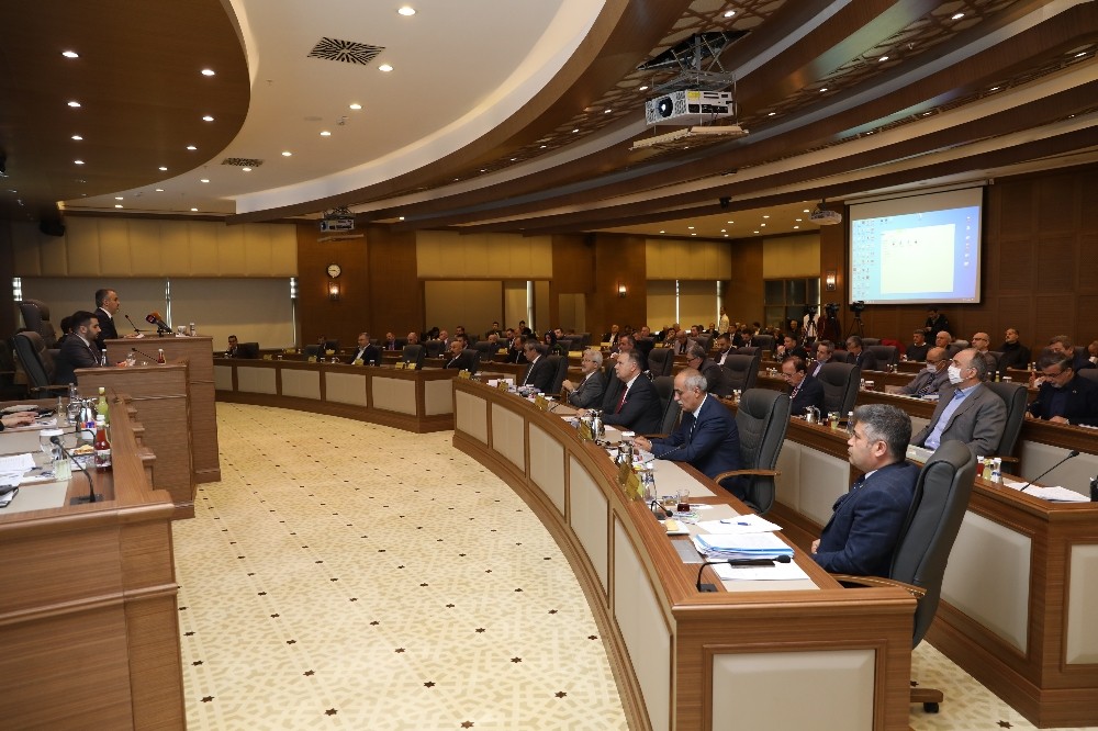 Başarılı personeller mecliste taltif edildi 