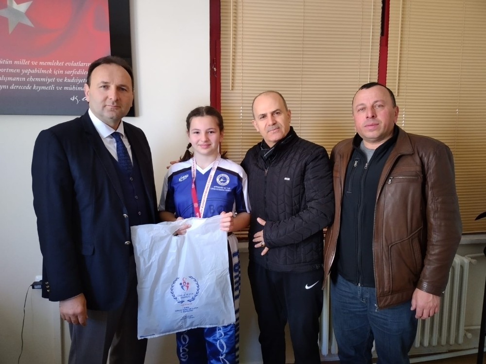 Başarılı sporcu ödüllendirildi 