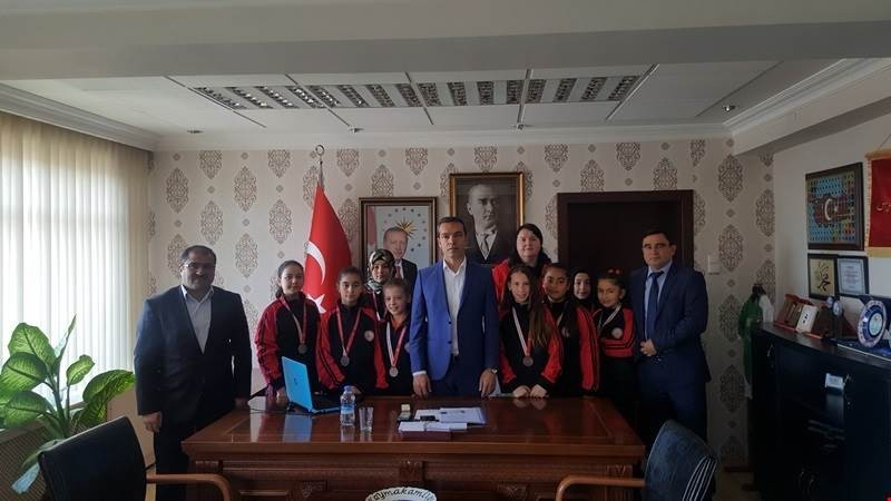 Başarılı sporcular ödülendirildi 