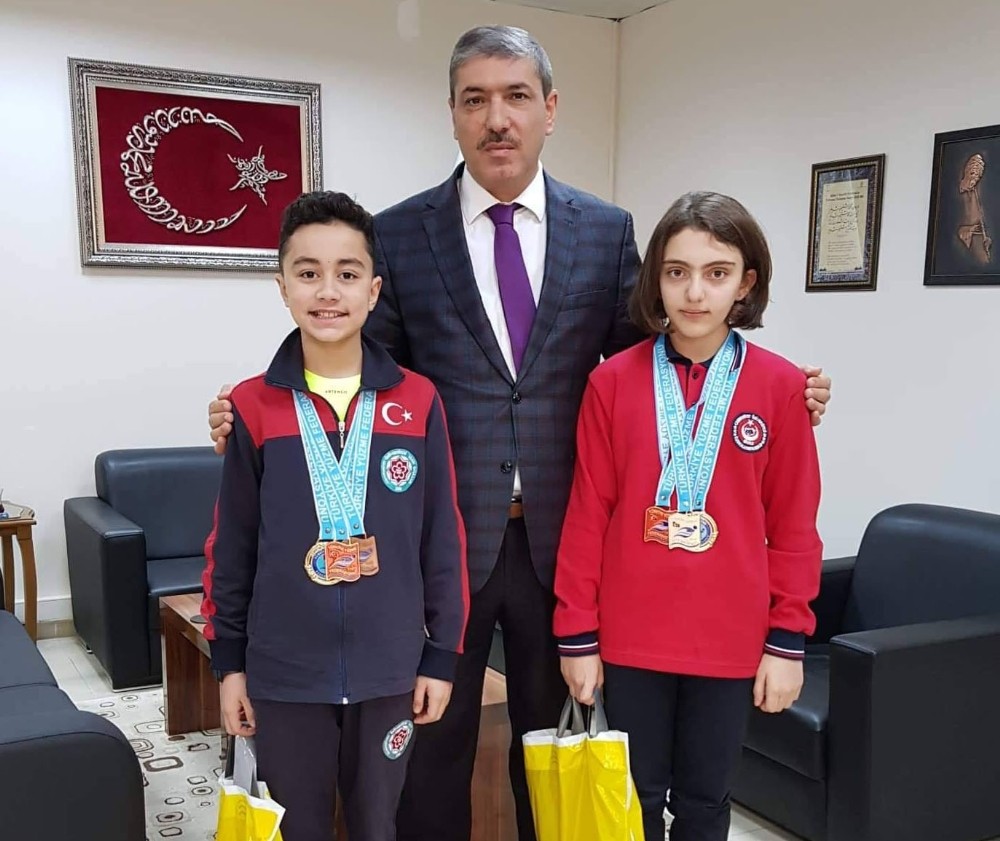 Başarılı sporculara, spor malzemesi hediye etti 