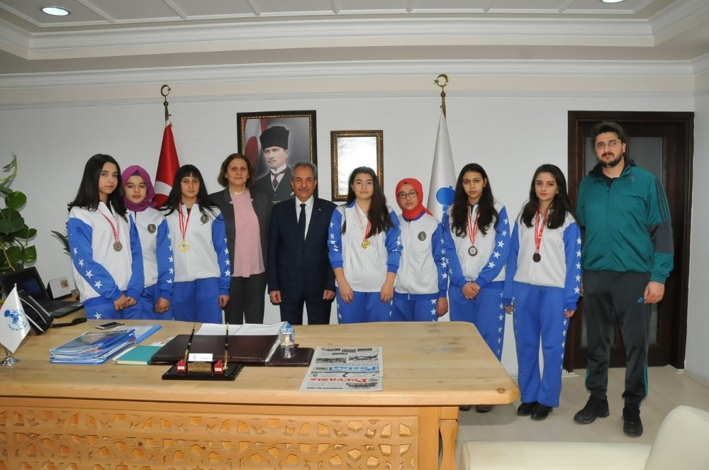 Başarılı sporculardan Başkan Akkaya’ya ziyaret 