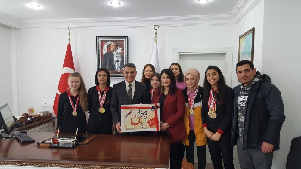 Başarılı sporculardan Kaymakam Özkan’a ziyaret 
