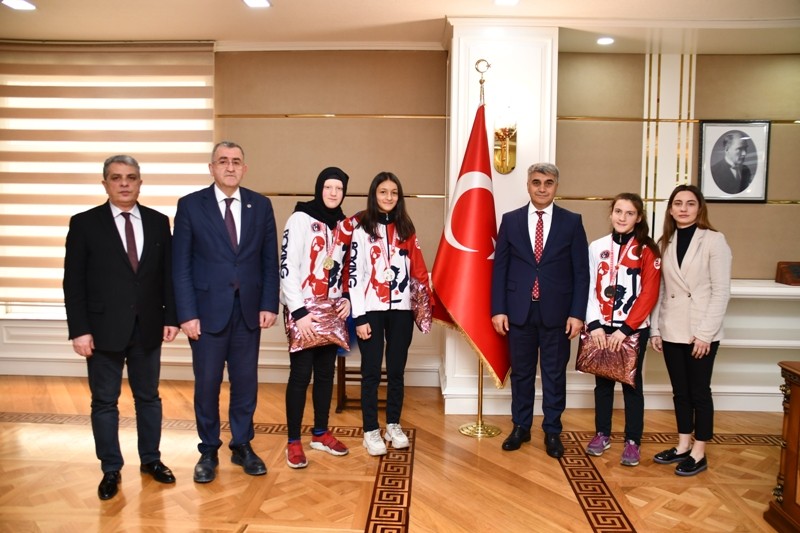 Başarılı sporculardan Vali Gürel’e ziyaret 