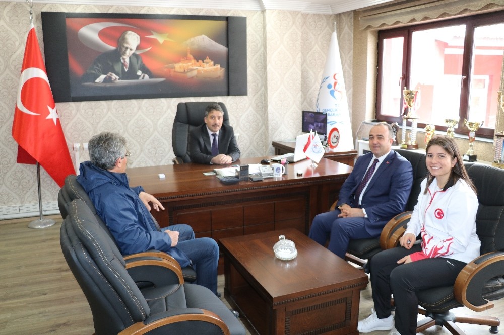 Başarılı sporcuya altın ödülü 
