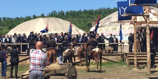 Başbakan Davutoğlu Diriliş Ertuğrul'da