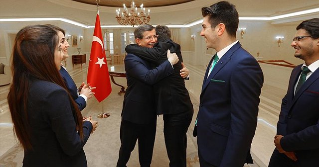 Başbakan Ahmet Davutoğlu gençlerle buluştu