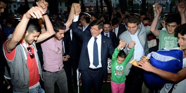 Başbakan Ahmet Davutoğlu horon oynadı