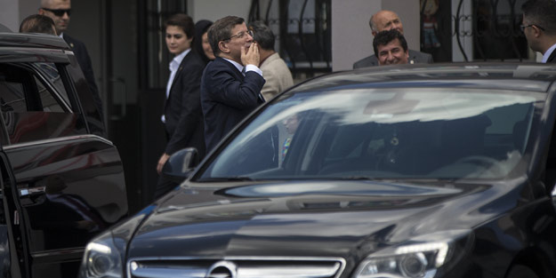 Başbakan Davutoğlu kızının okulunu ziyaret etti