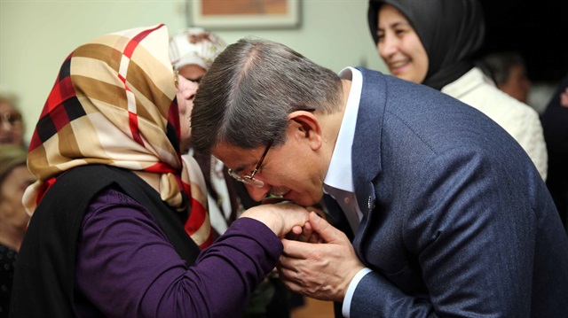 Başbakan Ahmet Davutoğlu'dan anlamlı ziyaret