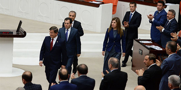 Davutoğlu’nu ayakta alkışladılar