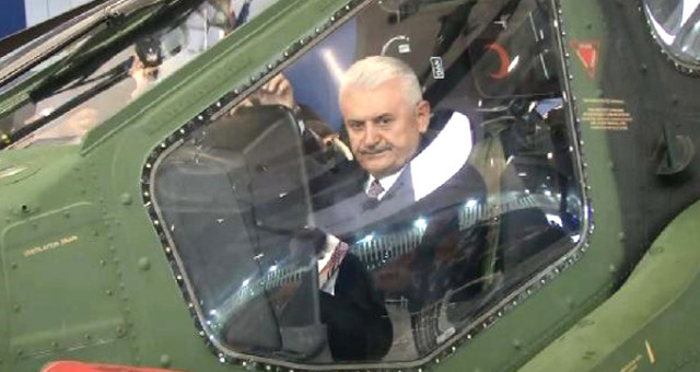 Başbakan ATAK helikopterinin koltuğunda!