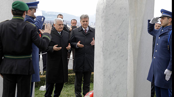 Başbakan Binali Yıldırım, Aliya İzzetbegoviç'in kabrini ziyaret etti
