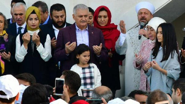 Başbakan Binali Yıldırım Amine Hatun Camii'nin açılışını yaptı