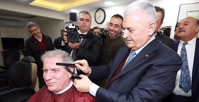 Başbakan Binali Yıldırım berberde bir vatandaşı tıraş etti