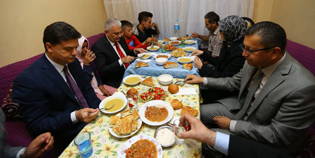 Başbakan, gecekonduda iftar yaptı