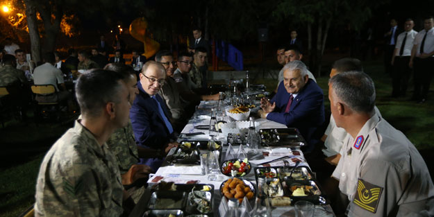 Başbakan iftarını karakolda yaptı