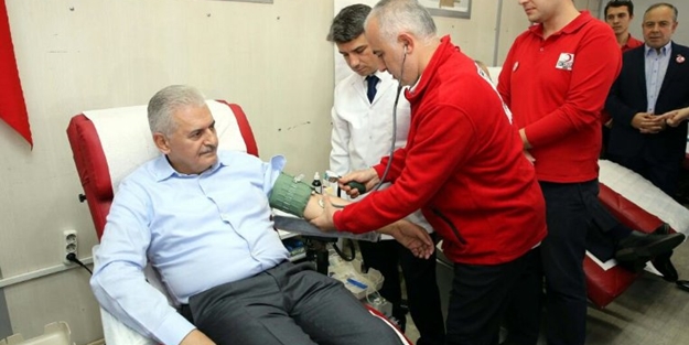 Başbakan Binali Yıldırım kan verdi