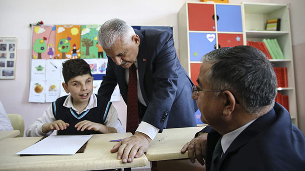 Başbakan Binali Yıldırım'dan görme engelli öğrencilere ziyaret