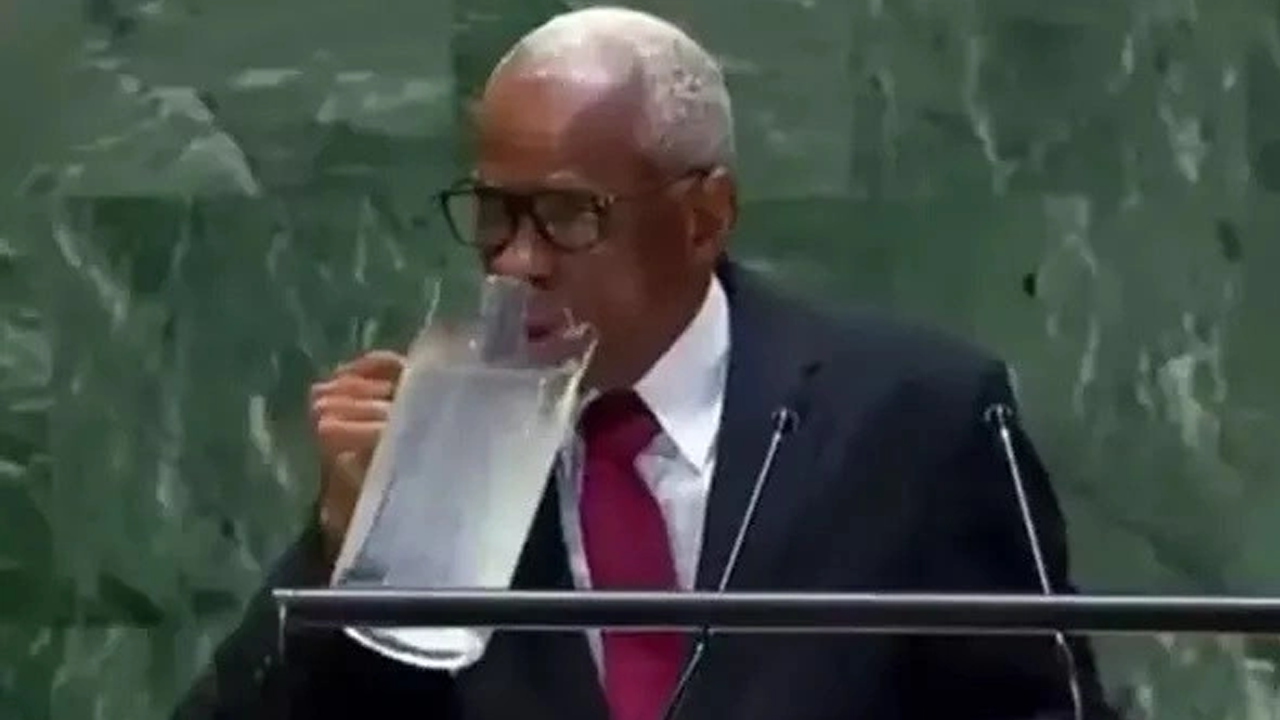 Başbakan BM kürsüsünde sürahiden su içti!